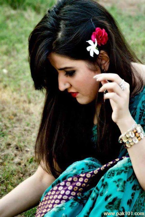 Hareem Farooq -Pakistani Fashion Model and Television Actress Celebrity