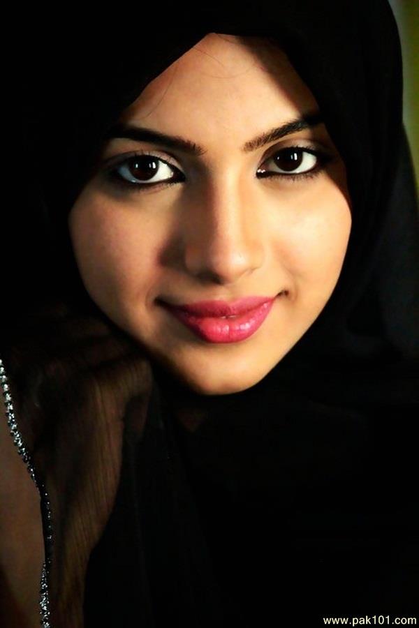 Soniya Hussain- Pakistani Female Model Celebrity and Televison Actress