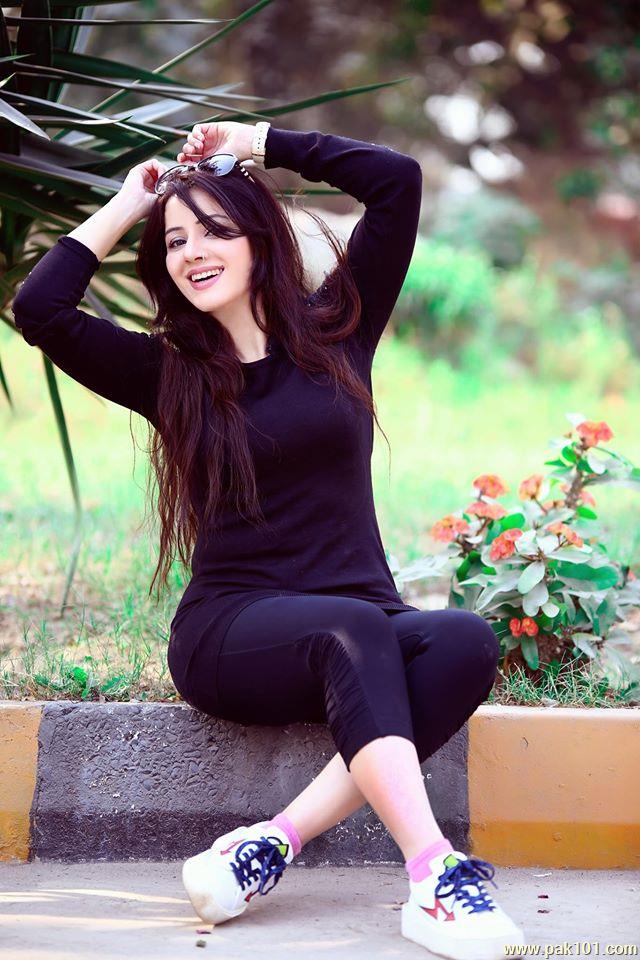 Rabi Peerzada -Pakistani Female Singer Celebrity