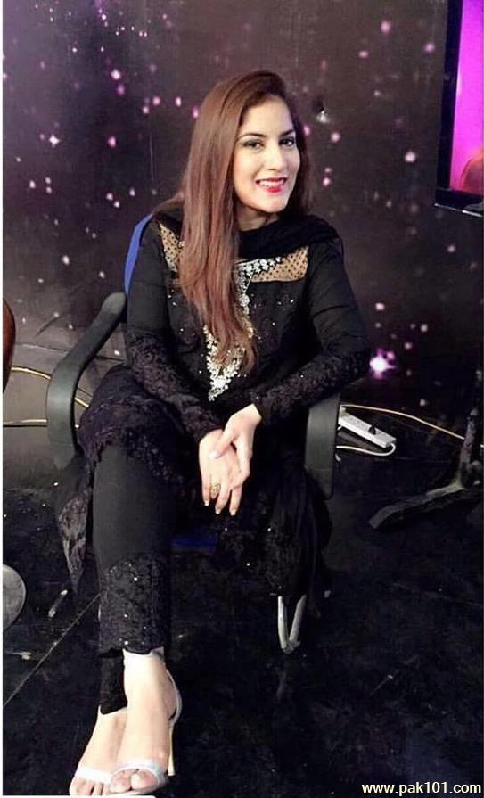 Samra Khan -Pakistani Female Singer Celebrity