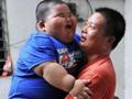 80-kg baby on vhis fathers lap